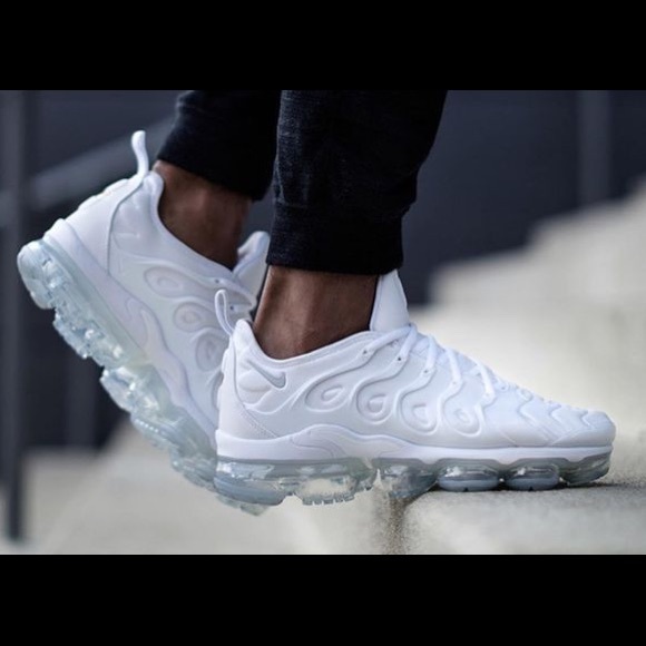 white nike air vapormax plus women's